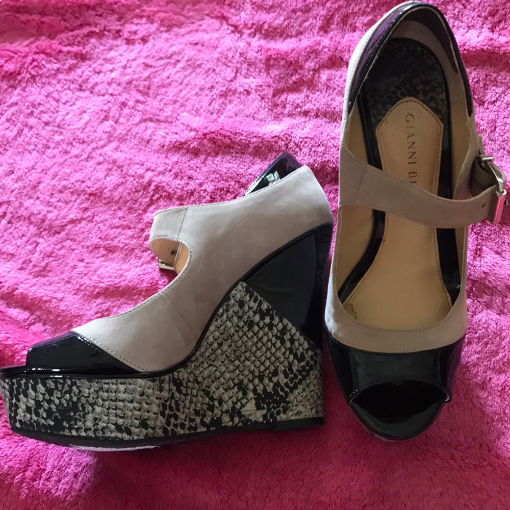 Gianni Bini Wedge size 8
